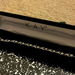 In box used bracelet white gold with diamonds ♾️ alternating with burst